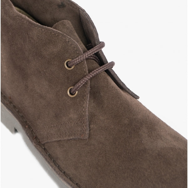 Roamers ORIGINAL Unisex Desert Boots in Dark Brown, close-up of the laces and eyelets