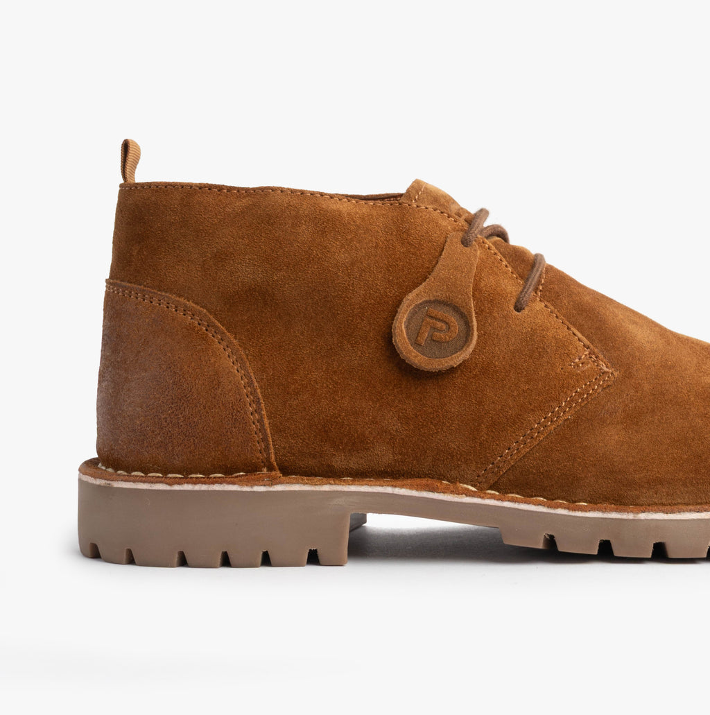 Popps COOPER Mens Desert Boots in Cognac, close-up of the side button and chunky sole edge