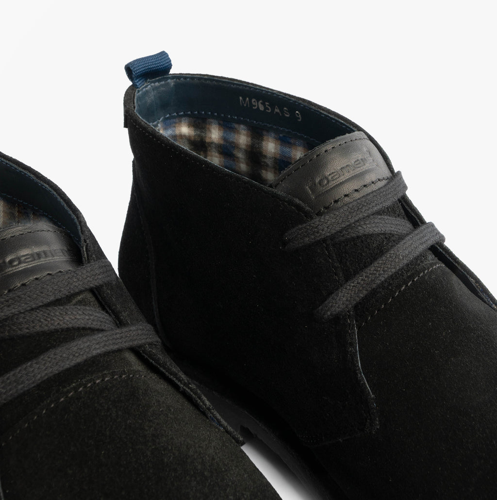 Roamers JACOB Mens Desert Boots in Black, close-up of the laces and checked lining
