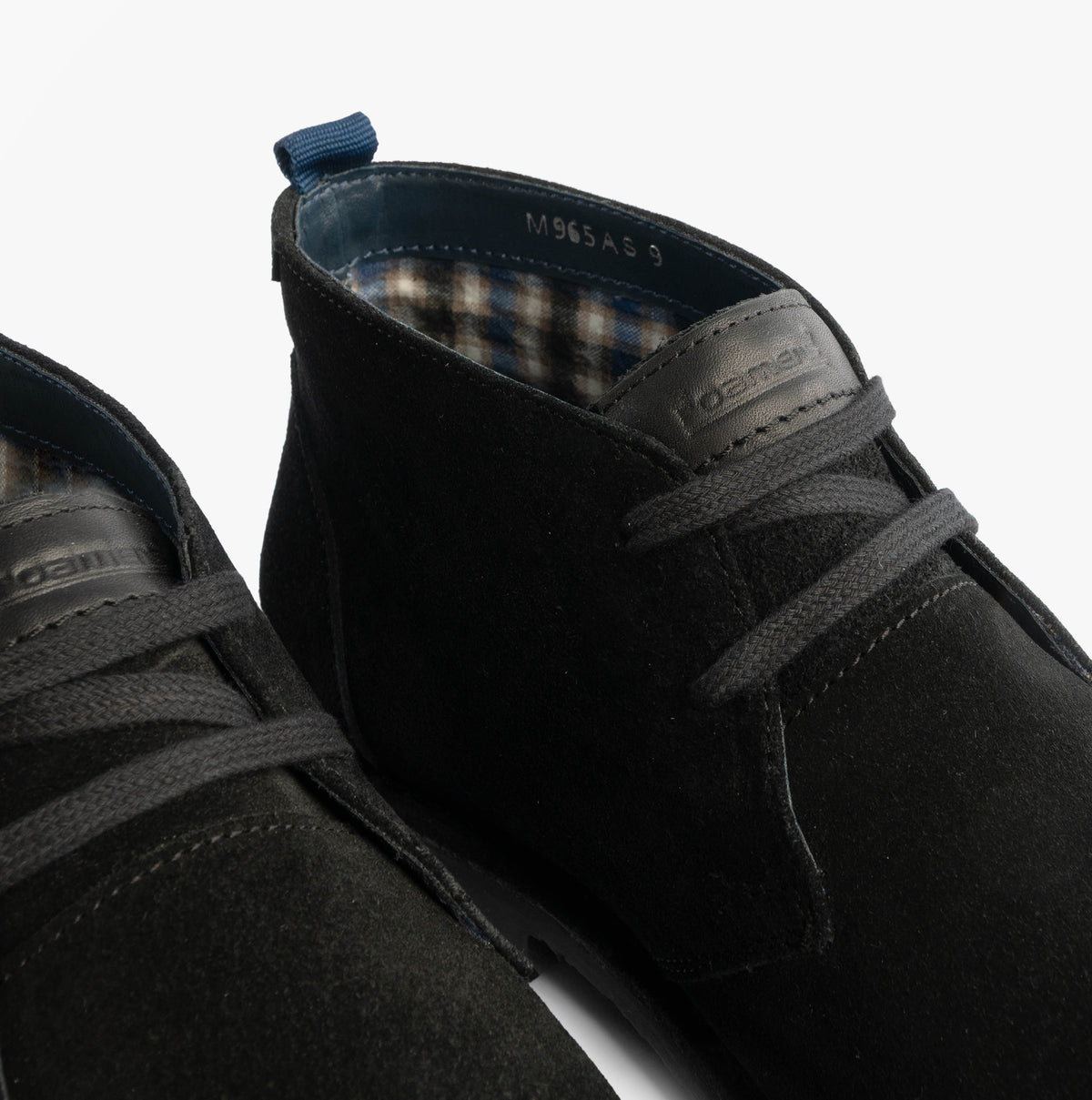 Roamers JACOB Mens Desert Boots in Black, close-up of the laces and checked lining