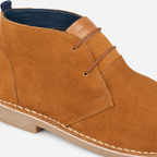 Roamers JACOB Mens Desert Boots in Tan, close-up of the laces and navy collar lining