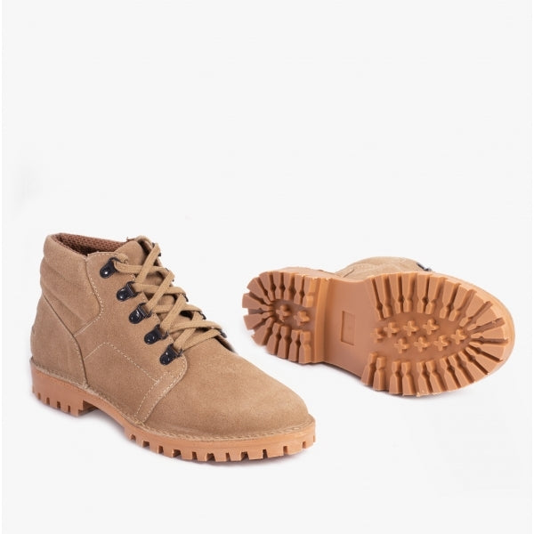 Roamers Mens 5 Eyelet D Ring Desert Boots in Taupe, one boot beside the other turned to show the lugged sole
